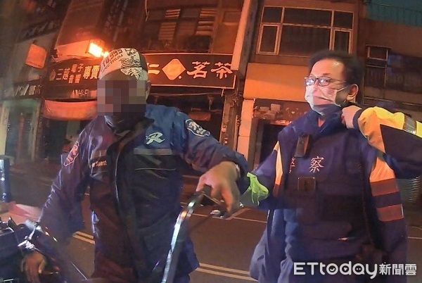 ▲巡警關切深夜路旁違停的三輪腳踏車回收資源。（圖／桃園警分局提供）