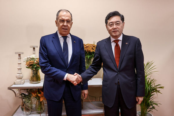 ▲▼俄羅斯外交部長拉夫羅夫（Sergei Lavrov）2日在印度出席G20外長會議時會晤中國外長秦剛。（圖／路透）