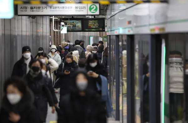 ▲▼南韓政府正在考慮，是否解除地鐵等大眾運輸配戴口罩的措施。圖為今年1月底的首爾地鐵。（圖／達志影像／newscom）