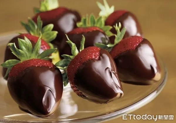 ▲▼GODIVA白色情人節限定手製草莓巧克力回來了。（圖／GODIVA提供）