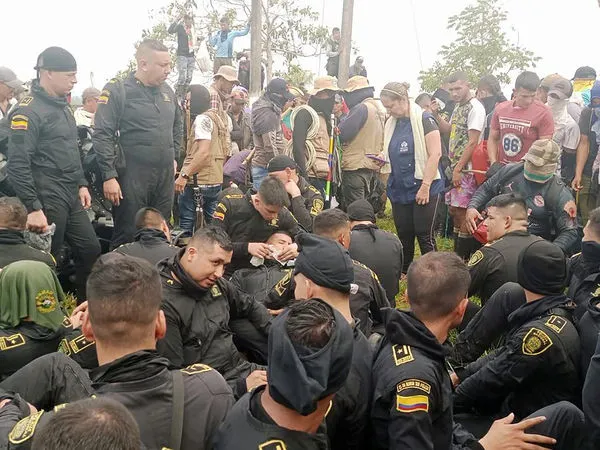 ▲▼哥倫比亞南部卡克塔省（Caqueta）農村發生暴力抗議事件，1名警察被殺，79名警察被俘虜為人質。（圖／路透）