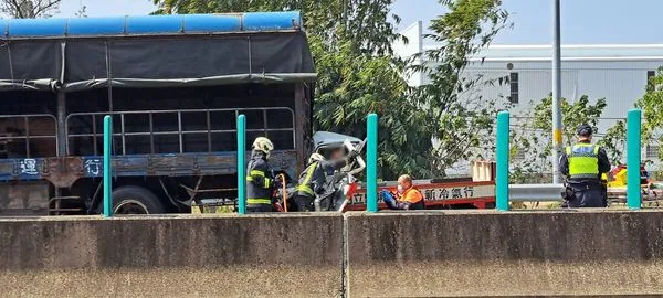 ▲▼國道3號彰化和美交流道，小貨車追撞。（圖／翻攝記者爆料網）