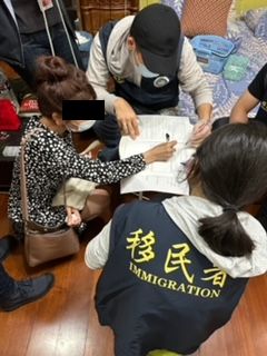 ▲▼移民官查獲越南籍陳姓女子無照在台從事醫美療程。（圖／移民署提供）