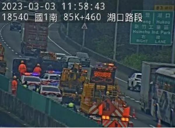 ▲快訊／國1湖口段小貨車追撞護欄　2線道佔用回堵5K。（圖／翻攝APP1968）