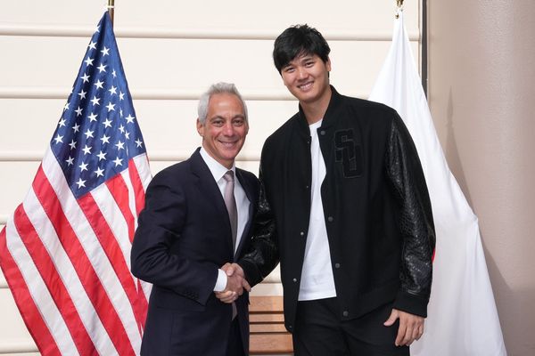 ▲伊曼紐爾（Rahm Emanuel）和大谷翔平合照            。（圖／翻攝自推特／@USAmbJapan）