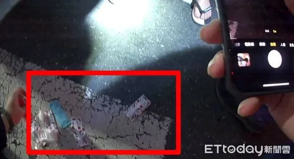 ▲蔡姓男子2嫌，因在金華路與中正路口違規臨停打玩選物娃娃機，為巡邏經過之二分局南門派出所所長周有謚等發現上前攔檢，起獲愷他命、毒品咖啡包。（圖／記者林悅攝）