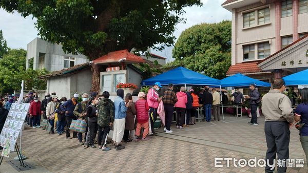 ▲民眾排隊用發票兌換領苗單。（圖／記者楊漢聲翻攝）