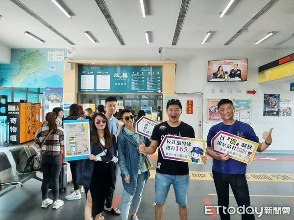 ▲東港警分局結合東琉線交通船撥放「阿昭署長防詐宣導影片」            。（圖／記者陳崑福翻攝，下同）