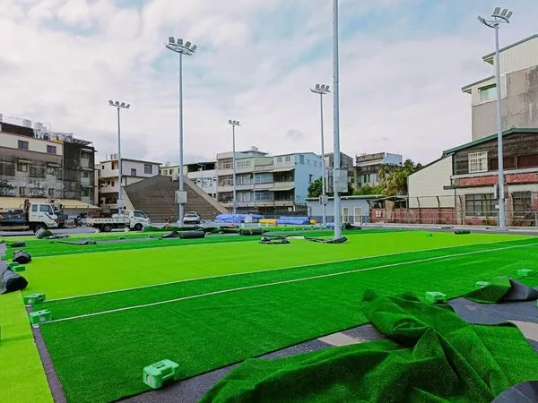 ▲新竹全中運網球場害受傷　他：早上才驗收根本來不及測試。（圖／讀者提供）