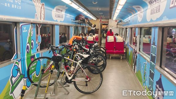 ▲▼台鐵兩鐵列車今起航，吸引119名鐵人選手攜帶自行車搭乘。（圖／台鐵）