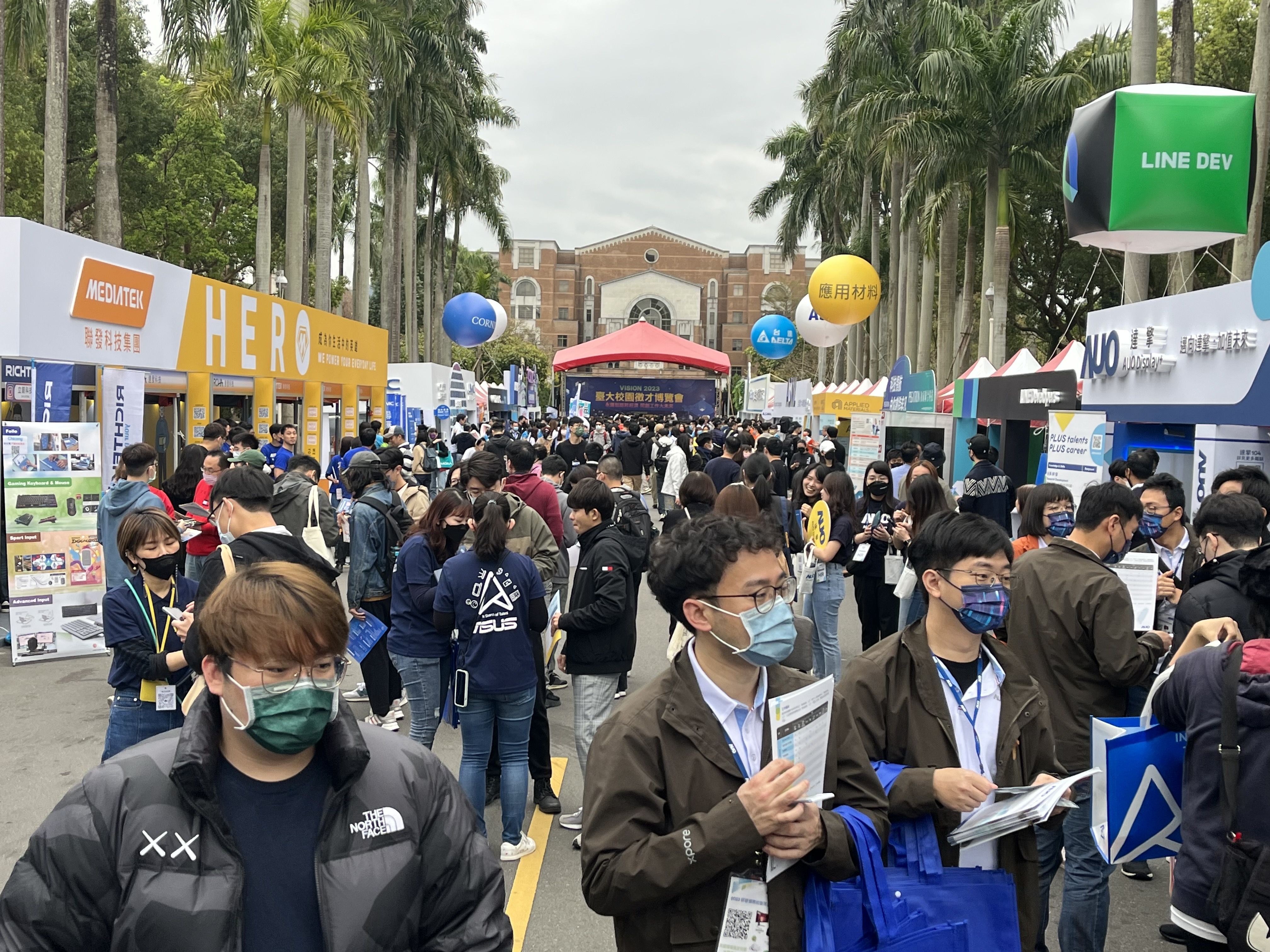 ▲▼台大校園徵才博覽會今天登場。（圖／記者許敏溶攝）