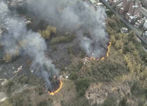 ▲八卦山岸頭巷公墓火警。（空拍圖／消防局提供）