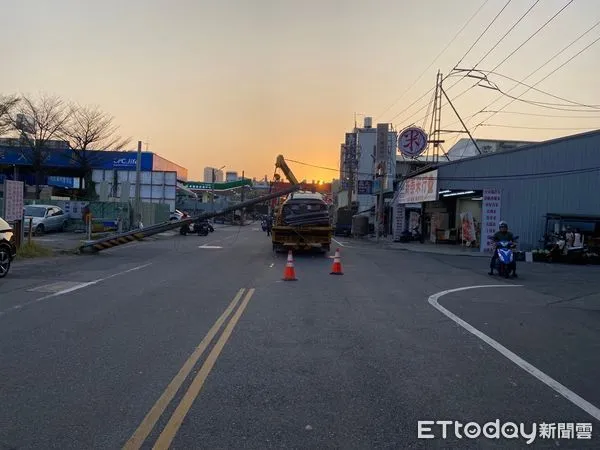 ▲▼台南一輛奧迪轎車遭撞後無法發動，請吊車來幫忙拖吊，卻又被電線桿砸到。（圖／民眾提供）