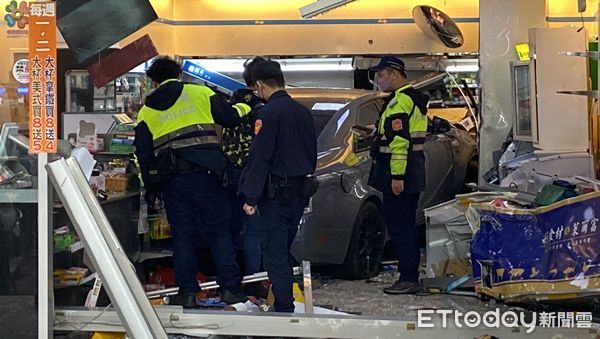 ▲▼板橋轎車撞超商。（圖／記者游宗樺攝）