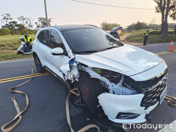 ▲金門3日在同路段同時間發生 2起車禍3傷，白色轎車自撞路樹，黑色休旅車撞機車             。（圖／記者林名揚翻攝）