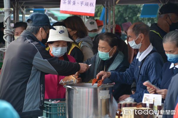 ▲關山鎮「天后宮」廟埕舉行「馳援土耳其   募心募愛」義賣活動。（圖／記者楊漢聲翻攝）