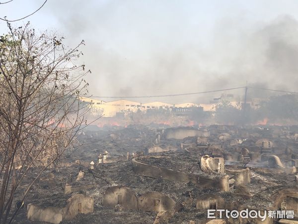 ▲▼台中2地公墓上午發生火警，5輛汽車受到波及全燒毀。（圖／民眾提供，下同）