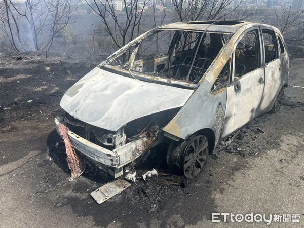 ▲▼台中2地公墓上午發生火警，5輛汽車受到波及全燒毀。（圖／民眾提供，下同）