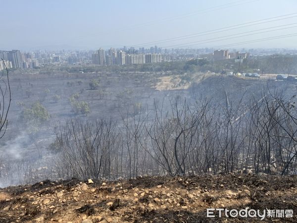 ▲▼台中2地公墓上午發生火警，5輛汽車受到波及全燒毀。（圖／民眾提供，下同）