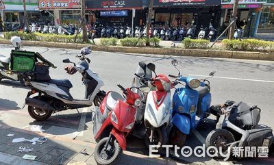 快訊／三重騎士突衝路旁整排機車　無呼吸心跳搶救中