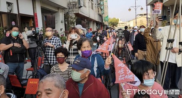 ▲南投蔡培慧總部喊票數破4萬，選民搖旗尖叫喊勝選。（圖／記者游瓊華攝）