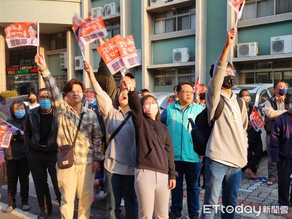 ▲南投蔡培慧總部喊票數破4萬，選民搖旗尖叫喊勝選。（圖／記者游瓊華攝）