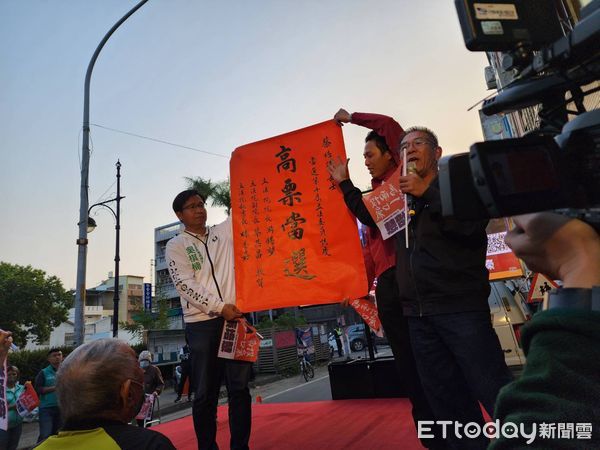 ▲▼蔡培慧貼紅紙宣布當選。（圖／記者游瓊華攝）