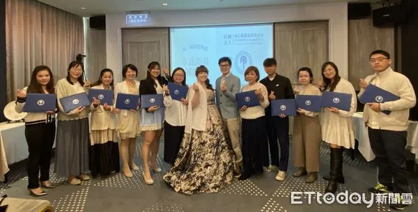 ▲社團法人身心靈能量顧問協會，4日在台南長榮酒店舉辦第1屆水晶能量解讀師的授證儀式。（圖／記者林悅翻攝，下同）