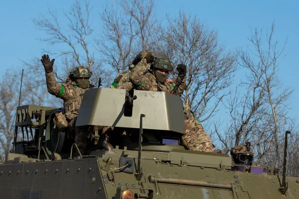 ▲▼烏克蘭在巴赫穆特（Bakhmut）攻防持續，烏軍在一輛M113裝甲運兵車上招手。（圖／路透）。（圖／路透）