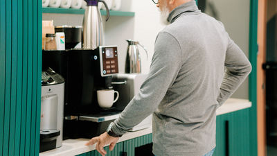 員工偷喝公司咖啡被解雇！他好奇「大家會佔公司便宜嗎」網點頭：都帶去充電