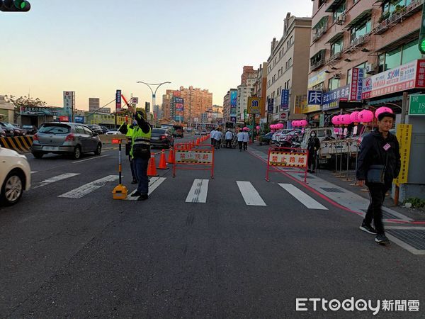 ▲▼ 新北市議員蔡錦賢的父親告別式陣仗大，造成淡水交通大回堵。（圖／記者戴上容翻攝）