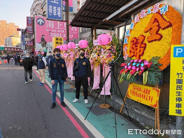 ▲▼ 新北市議員蔡錦賢的父親告別式陣仗大，造成淡水交通大回堵。（圖／記者戴上容翻攝）