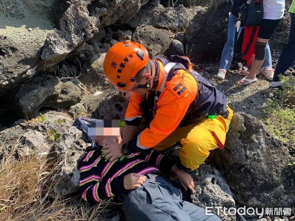 ▲消防人員青蛙石步道救護            。（圖／記者陳崑福翻攝，下同）