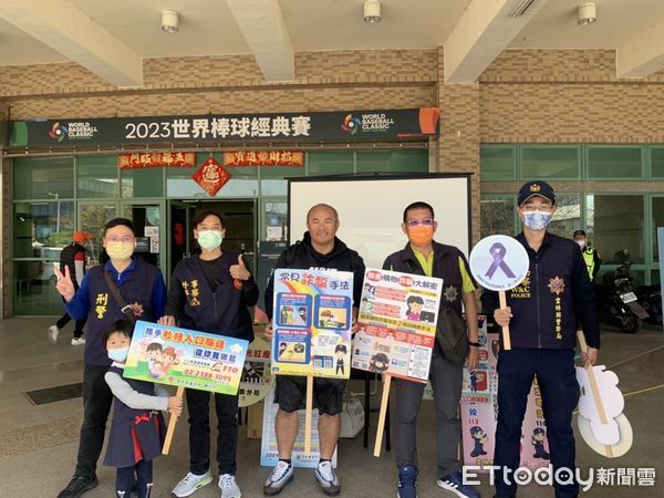 ▲WBC熱身賽今日於斗六棒球場開打，斗六警分局長黃念生、副分局長黃仁男率與多名警員於場外宣導反詐騙。（圖／記者蔡佩旻翻攝）