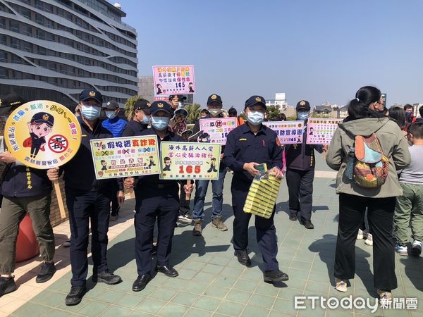 ▲WBC熱身賽今日於斗六棒球場開打，斗六警分局長黃念生、副分局長黃仁男率與多名警員於場外宣導反詐騙。（圖／記者蔡佩旻翻攝）