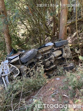 ▲▼郡大林道登山接駁車翻落山谷。（圖／南投林管處提供）