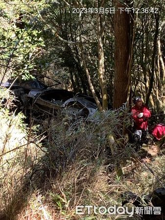 ▲▼郡大林道登山接駁車翻落山谷。（圖／南投林管處提供）