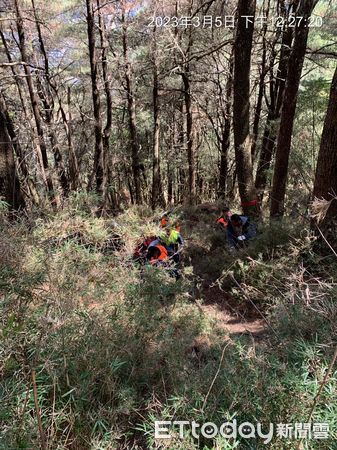 ▲▼郡大林道登山接駁車翻落山谷。（圖／南投林管處提供）