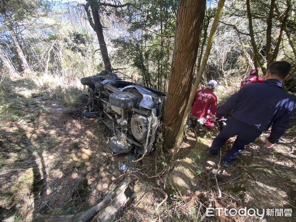 ▲▼郡大林道30K登山接駁車翻落山谷。（圖／南投消防局提供）