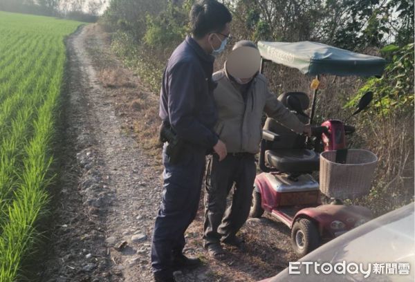 ▲土庫鎮一名79歲老翁騎電動代步車遠征20公里迷路在田間小路上。（圖／記者蔡佩旻翻攝）