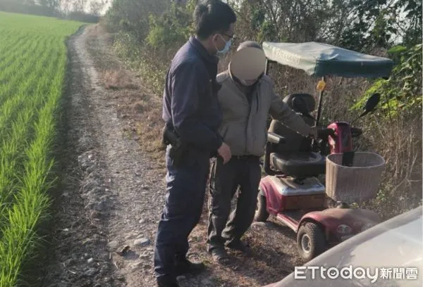 ▲土庫鎮一名79歲老翁騎電動代步車遠征20公里迷路在田間小路上。（圖／記者蔡佩旻翻攝）