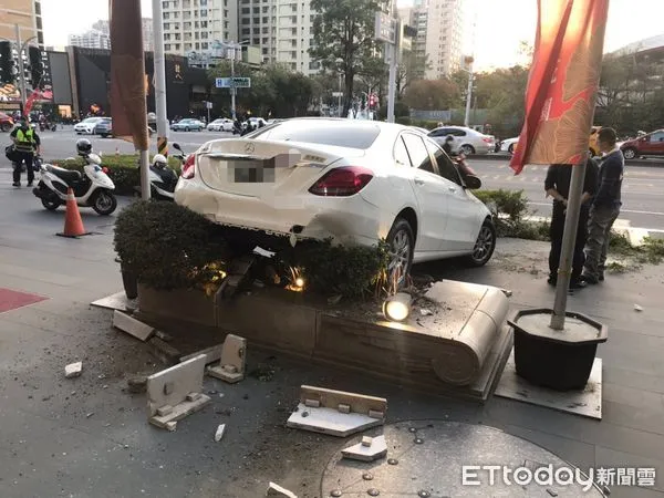 ▲▼賓士車倒車誤踩油門 暴衝上人行道。（圖／記者吳奕靖翻攝）