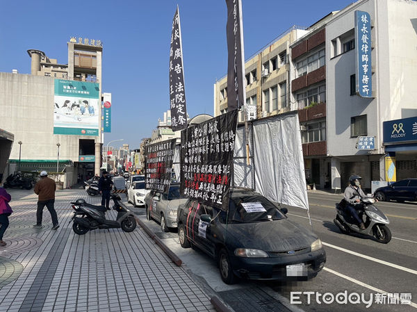 ▲台南十大傳奇台灣銀行前「抗議車」，4度強勢回歸，3月5日深夜被警方發現再停2部抗議車，依法查報交通局查處。（圖／民眾提供，下同）