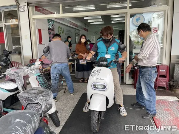 ▲微型電動二輪車，112年底前領牌，免徵450元牌照和行照規費。（圖／記者楊漢聲翻攝）