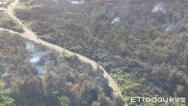 ▲上午火場現況，已無明火，但仍有10處餘煙。（圖／記者楊漢聲翻攝）