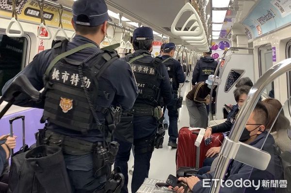 ▲桃園機捷警察隊防範隨機殺人事件在車廂巡邏。（圖／桃園機場捷運警察隊提供）