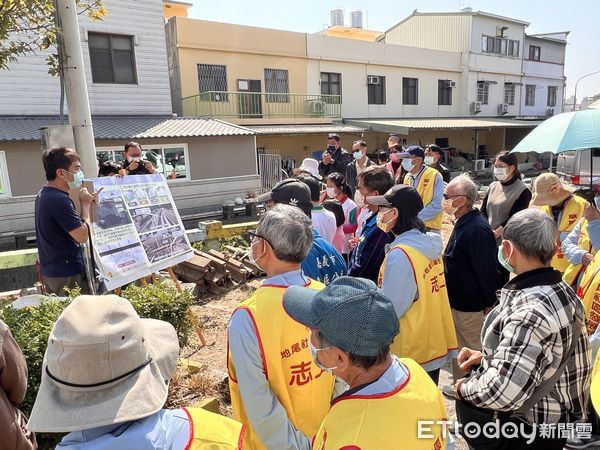 ▲▼   學童參與嘉義市道爺圳糯米橋上游排水改善，  結合地方國小學童教育，推動社區新亮點。（圖／嘉義市政府提供）