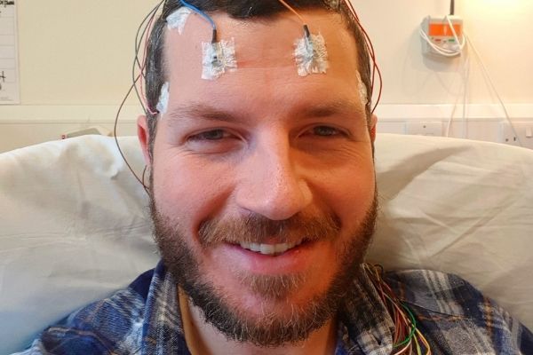 ▲▼英國兒童小說作家托馬斯（Thomas Leeds）19歲出車禍，創傷性腦損傷使他罹患臉盲症與癲癇症，所有家人的臉都認不得。（圖／翻攝自IG@thomasleedsbooks、英國腦損傷慈善機構Headway）