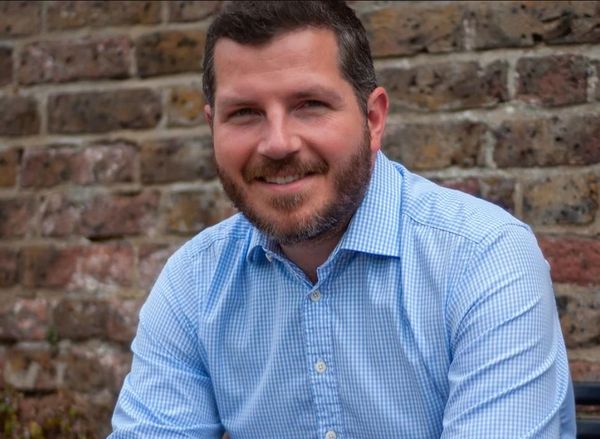 ▲▼英國兒童小說作家托馬斯（Thomas Leeds）19歲出車禍，創傷性腦損傷使他罹患臉盲症與癲癇症，所有家人的臉都認不得。（圖／翻攝自IG@thomasleedsbooks、英國腦損傷慈善機構Headway）