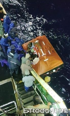 ▲盈榮638號漁船救援遇險美籍漁船畫面。（圖／漁業署提供）